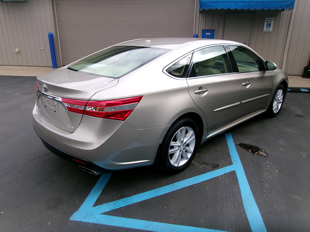 Used 2015 Toyota Avalon XLE w/ Preferred Accessory Package FWD image 5