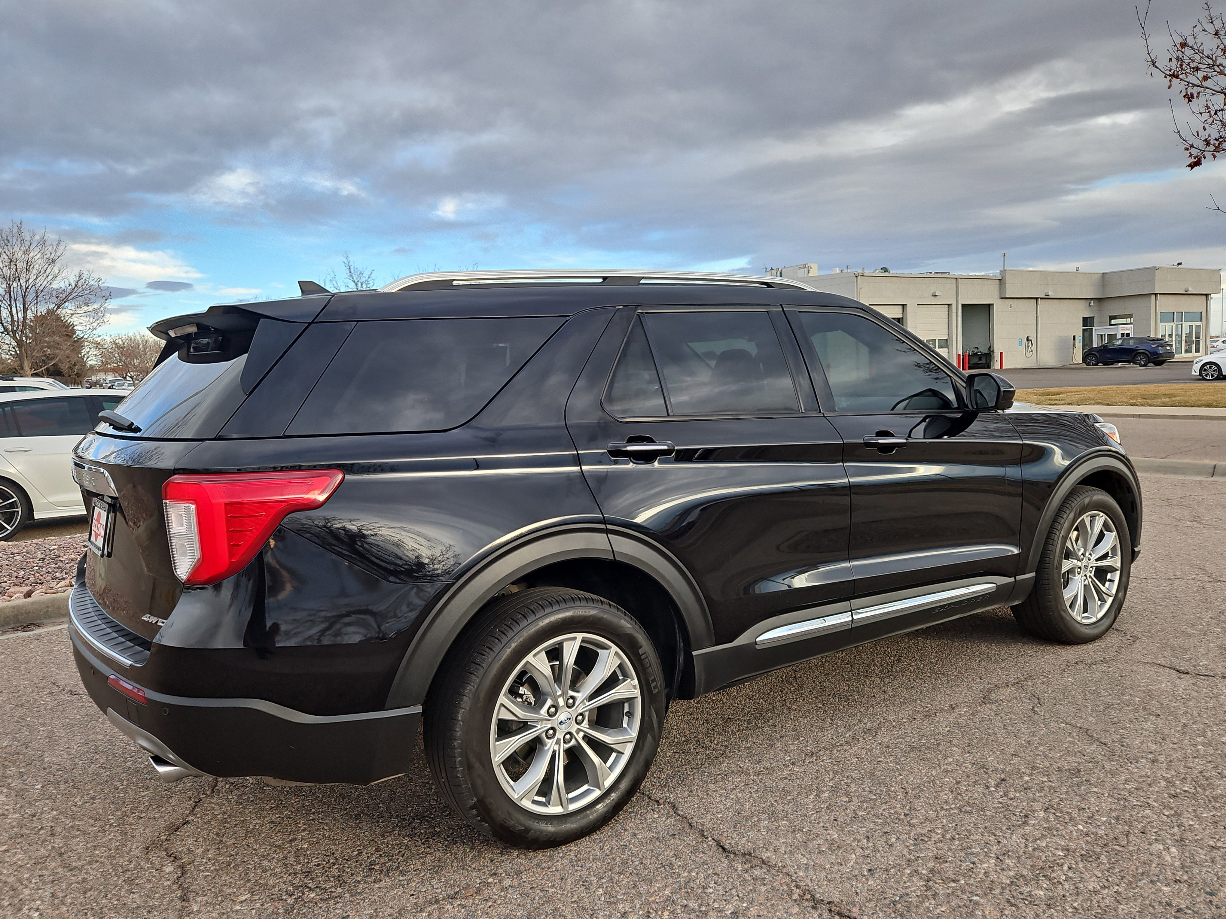 Used 2023 Ford Explorer Limited image 3