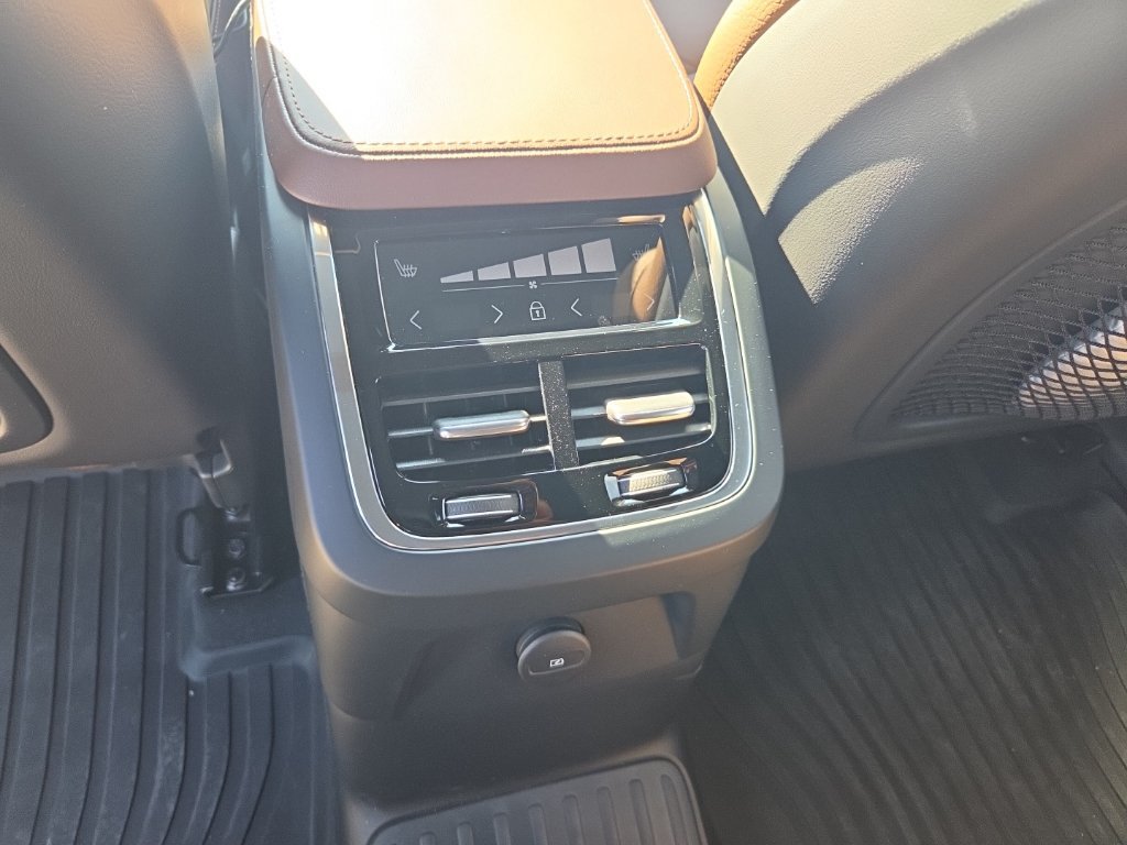 Used 2025 Volvo XC90 T8 Plus AWD/4WD image 14