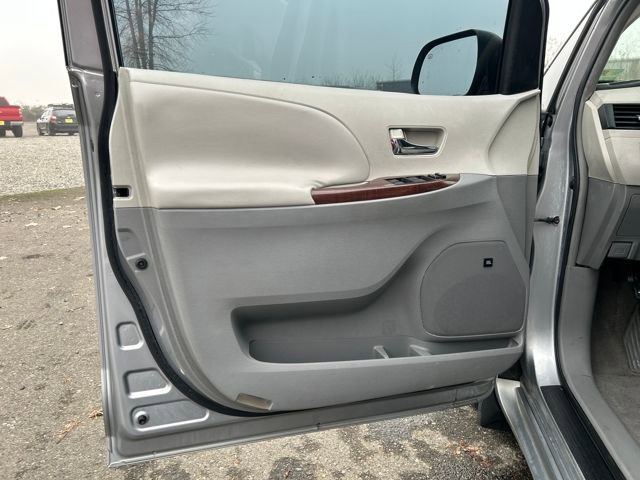 Used 2011 Toyota Sienna XLE image 17