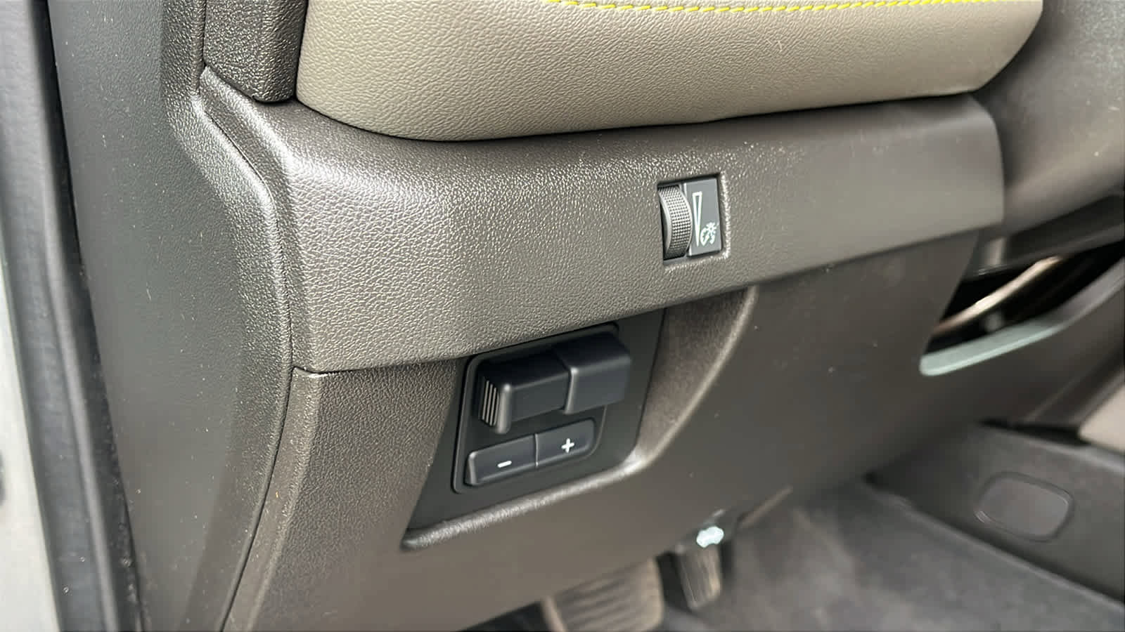 Used 2024 Chevrolet Colorado ZR2 w/ Technology Package image 24