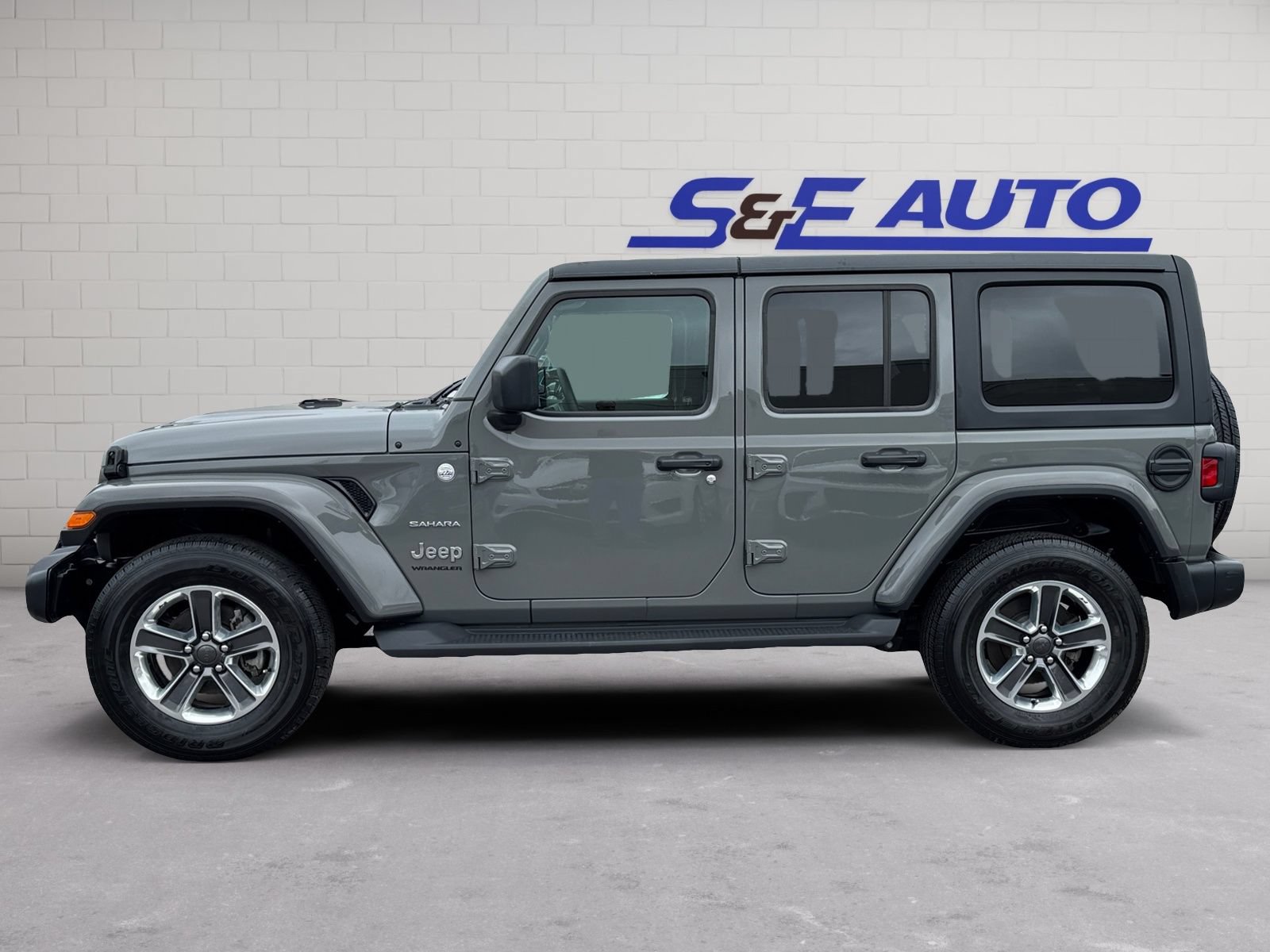 Used 2023 Jeep Wrangler Unlimited Sahara AWD/4WD image 2