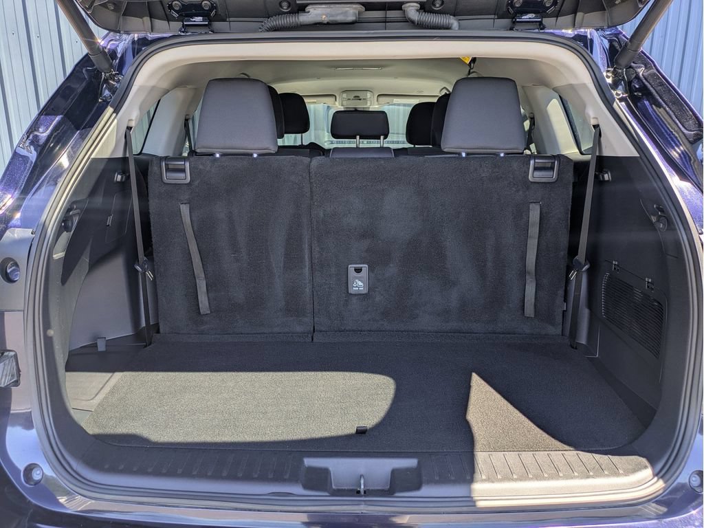 Used 2025 Toyota Highlander LE FWD image 7