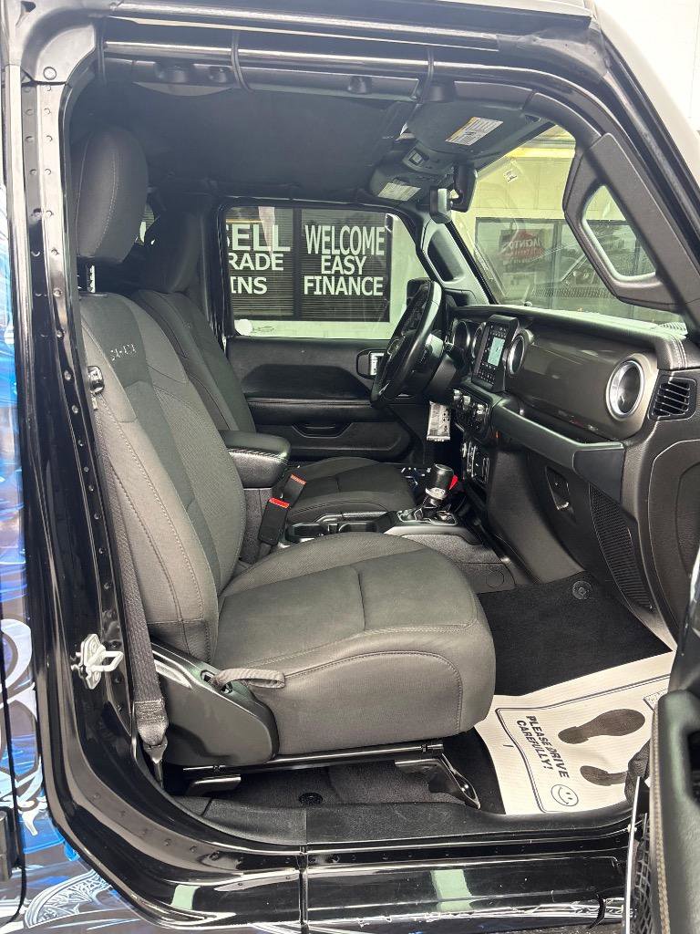 Used 2018 Jeep Wrangler Unlimited Sahara w/ Uconnect 4C Nav & Sound Group AWD/4WD image 32