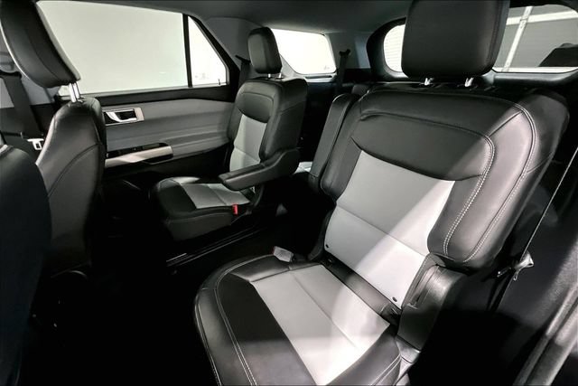 Used 2022 Ford Explorer XLT w/ XLT Sport Appearance Package AWD/4WD image 29