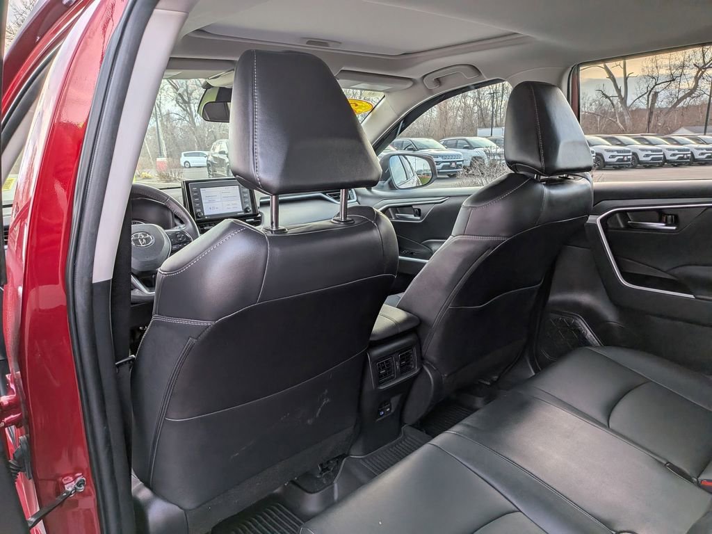Used 2022 Toyota RAV4 XLE Premium image 15