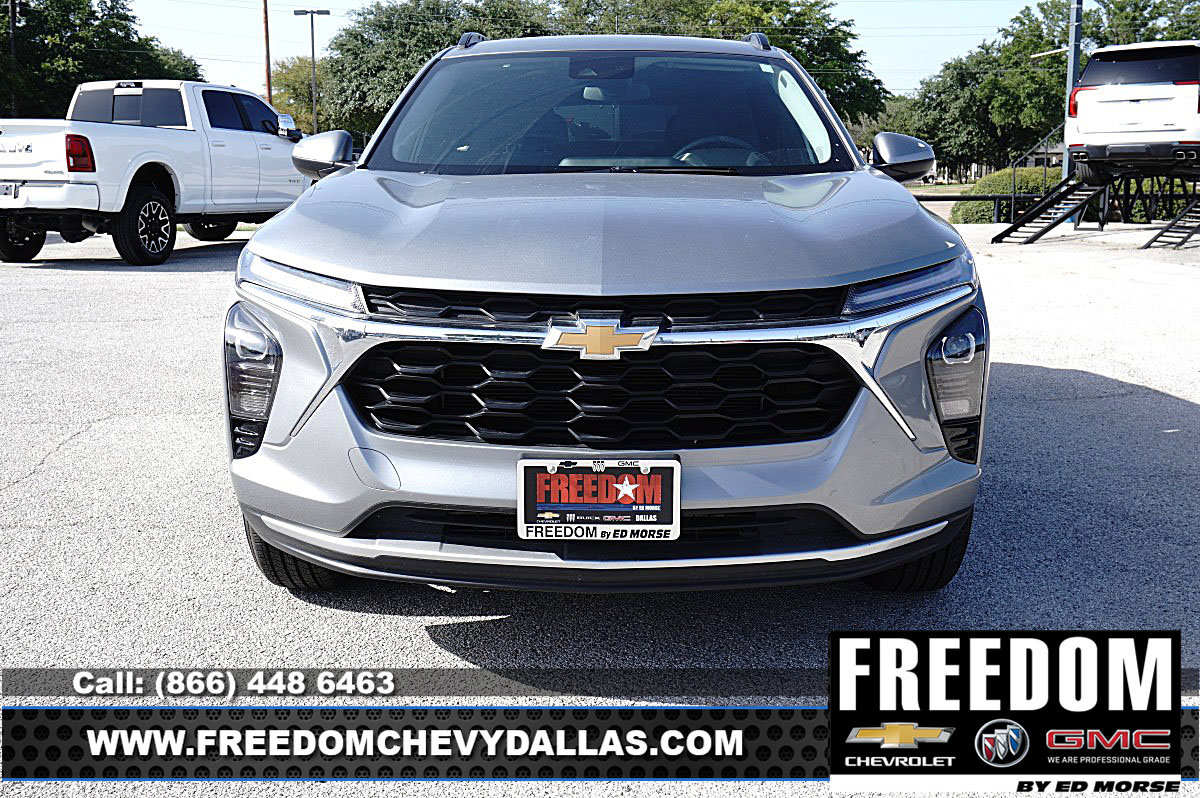 Used 2025 Chevrolet Trax LT w/ Driver Confidence Package FWD image 2