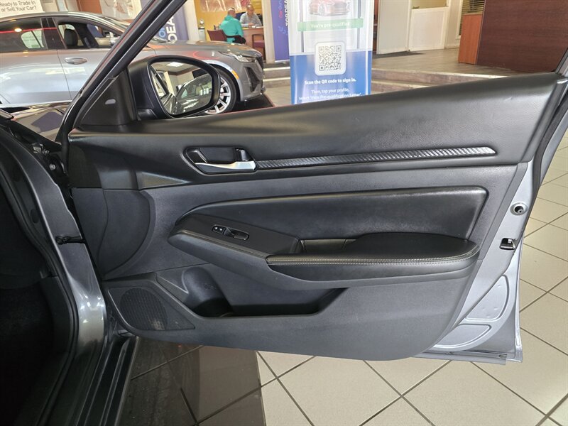 Used 2025 Nissan Altima 2.5 SV FWD image 13