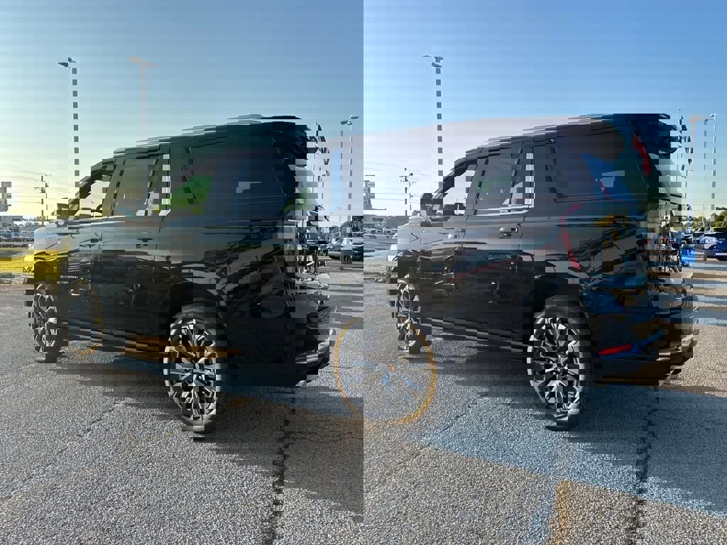 New 2026 Chevrolet Suburban High Country image 3