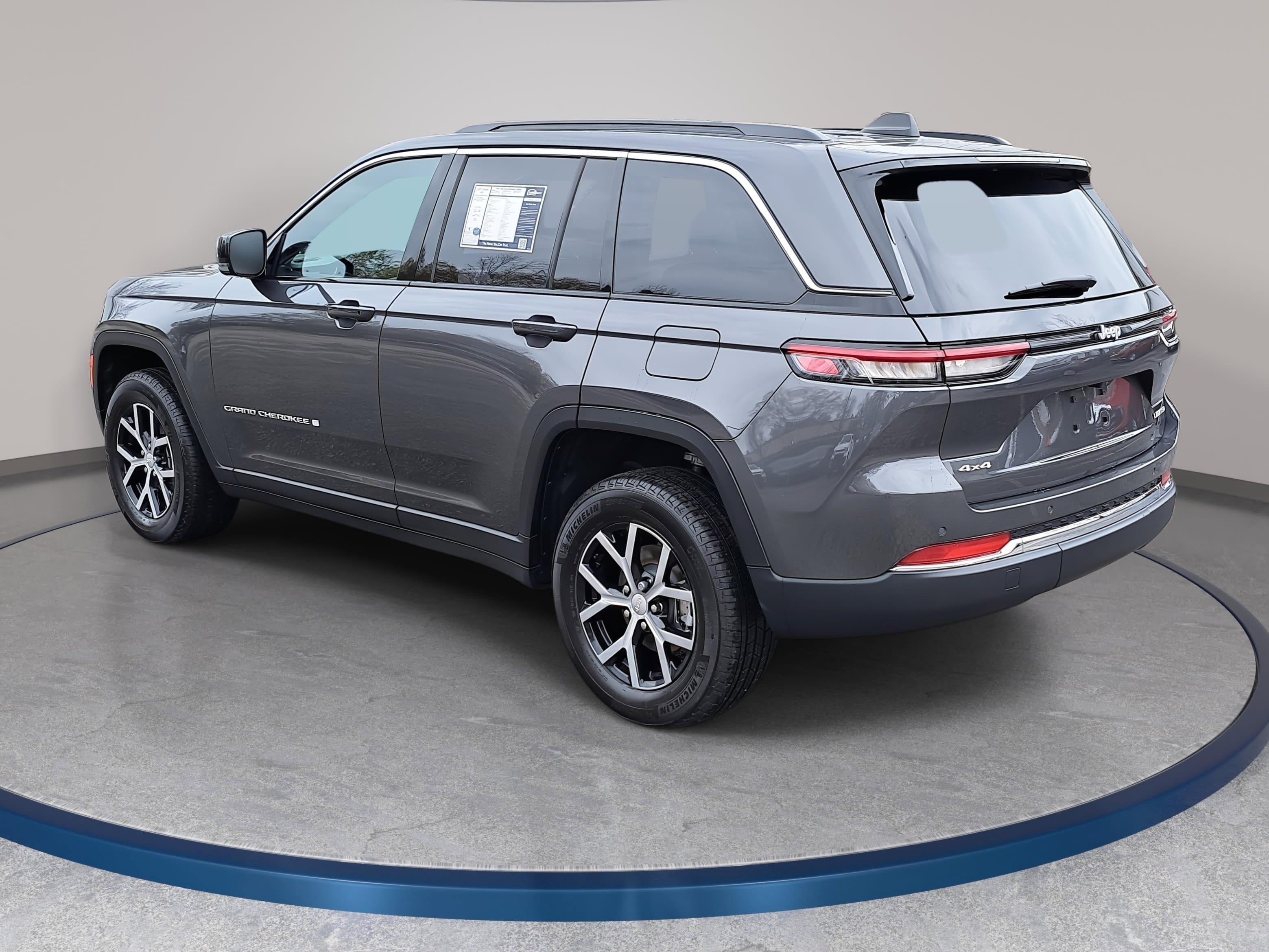 Used 2025 Jeep Grand Cherokee Limited image 7