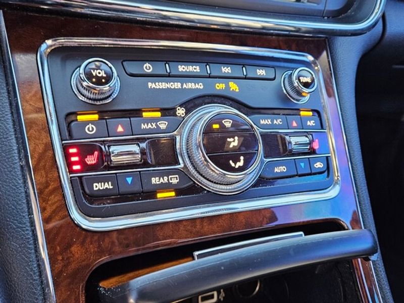 Used 2018 Lincoln Continental Premiere image 17