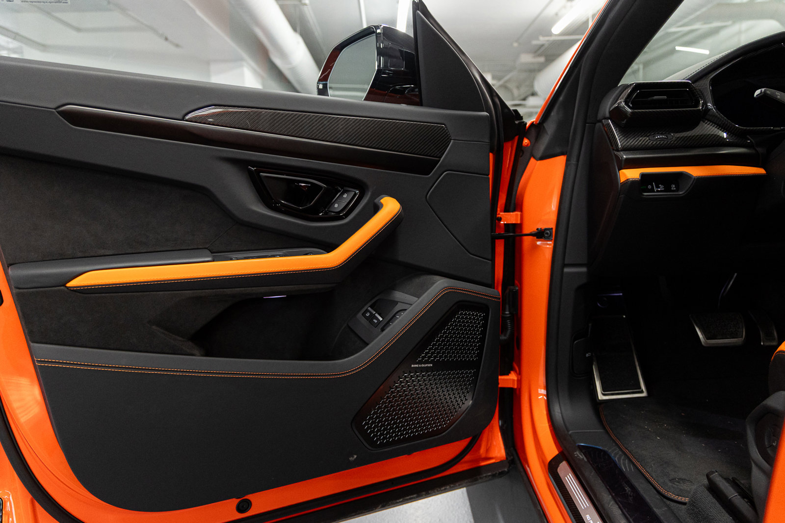 Used 2025 Lamborghini Urus SE image 19