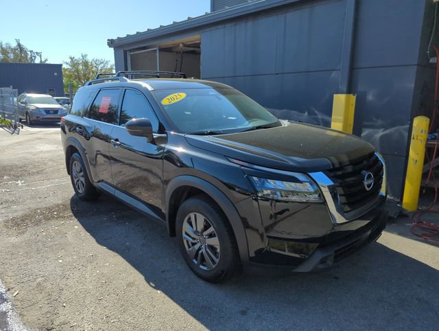 Certified 2025 Nissan Pathfinder SV image 1