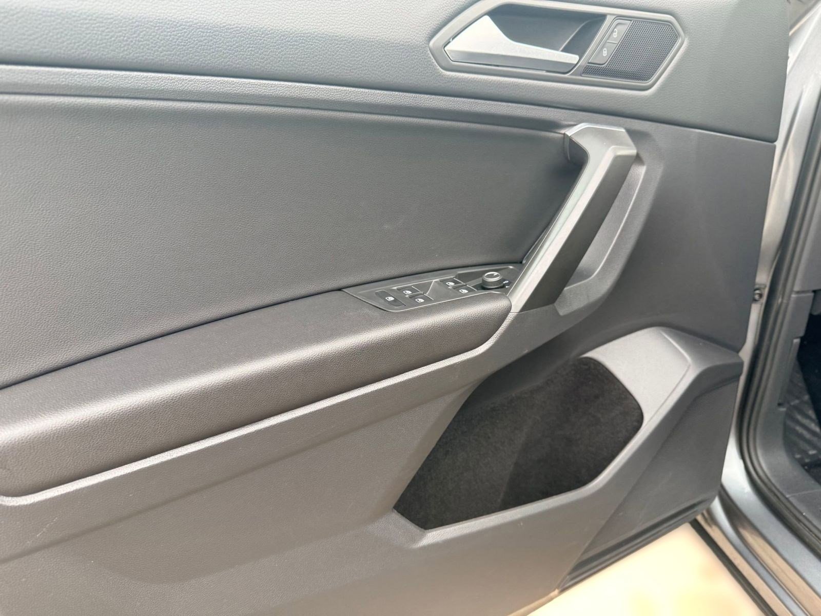 Used 2021 Volkswagen Tiguan SE image 10