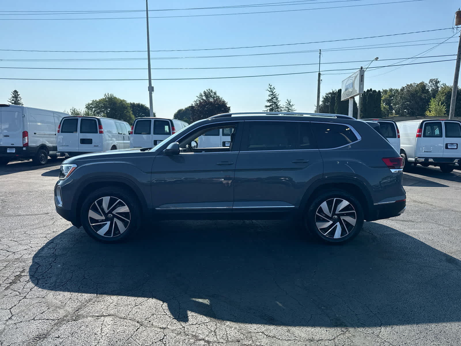 Used 2026 Volkswagen Atlas SEL AWD/4WD image 2