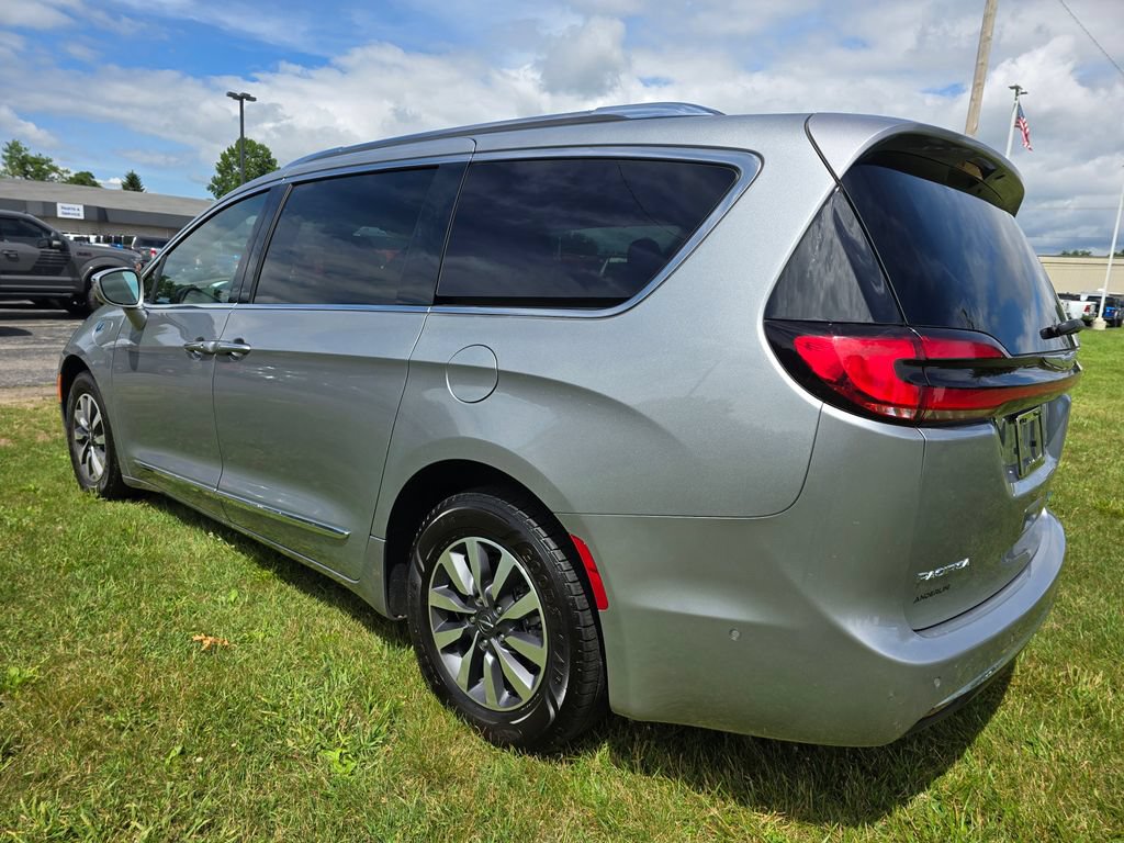 Used 2021 Chrysler Pacifica Limited w/ Premium & Safety Sphere Group FWD image 5