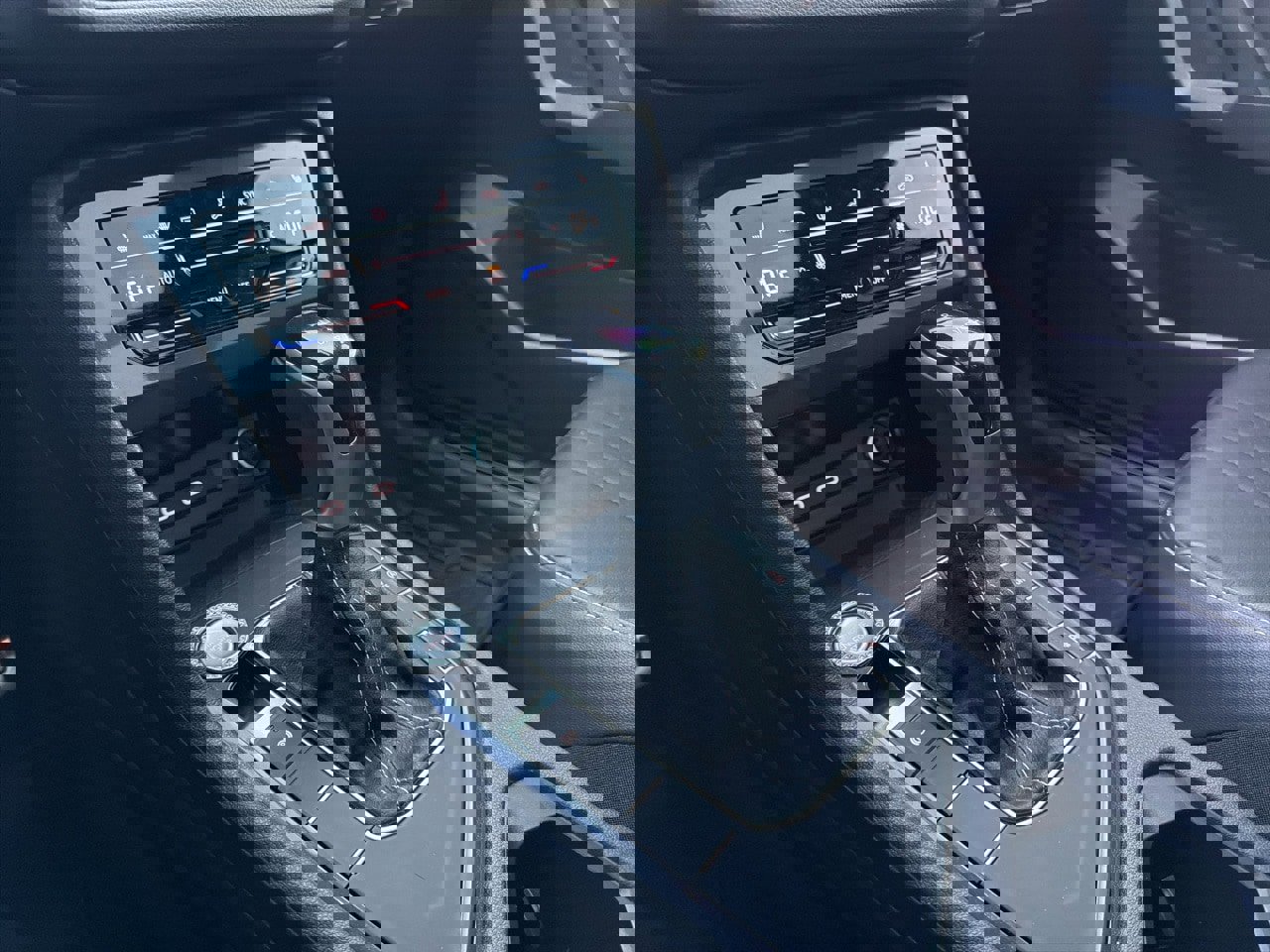 Used 2022 Volkswagen Tiguan SE R-Line image 15