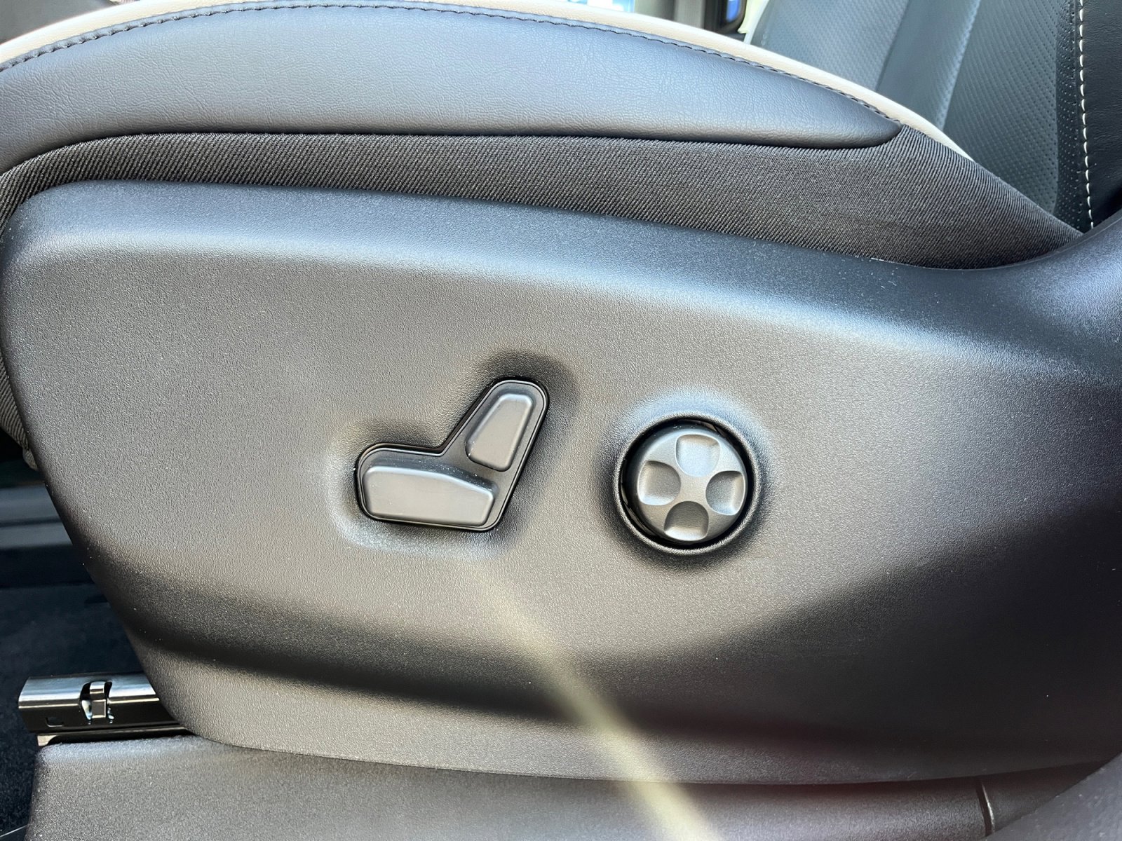 New 2026 Chrysler Pacifica Limited image 15