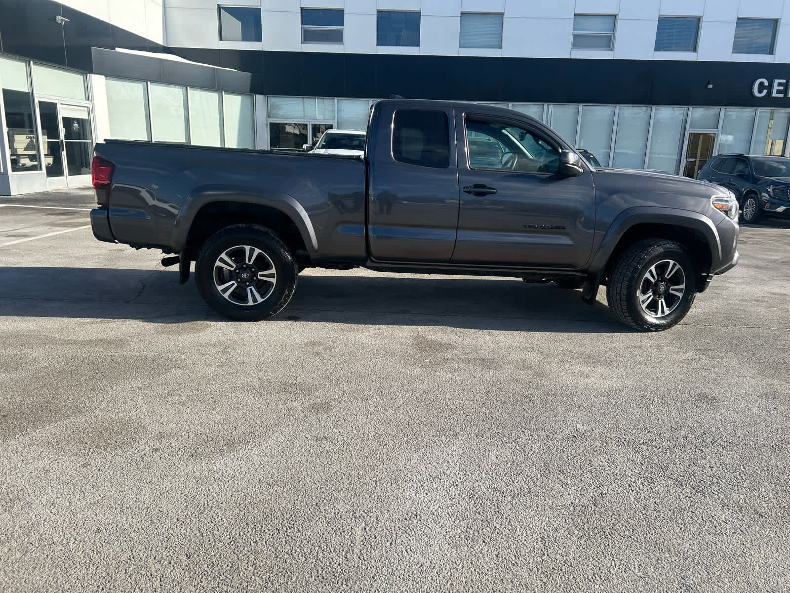 Used 2018 Toyota Tacoma TRD Sport image 8