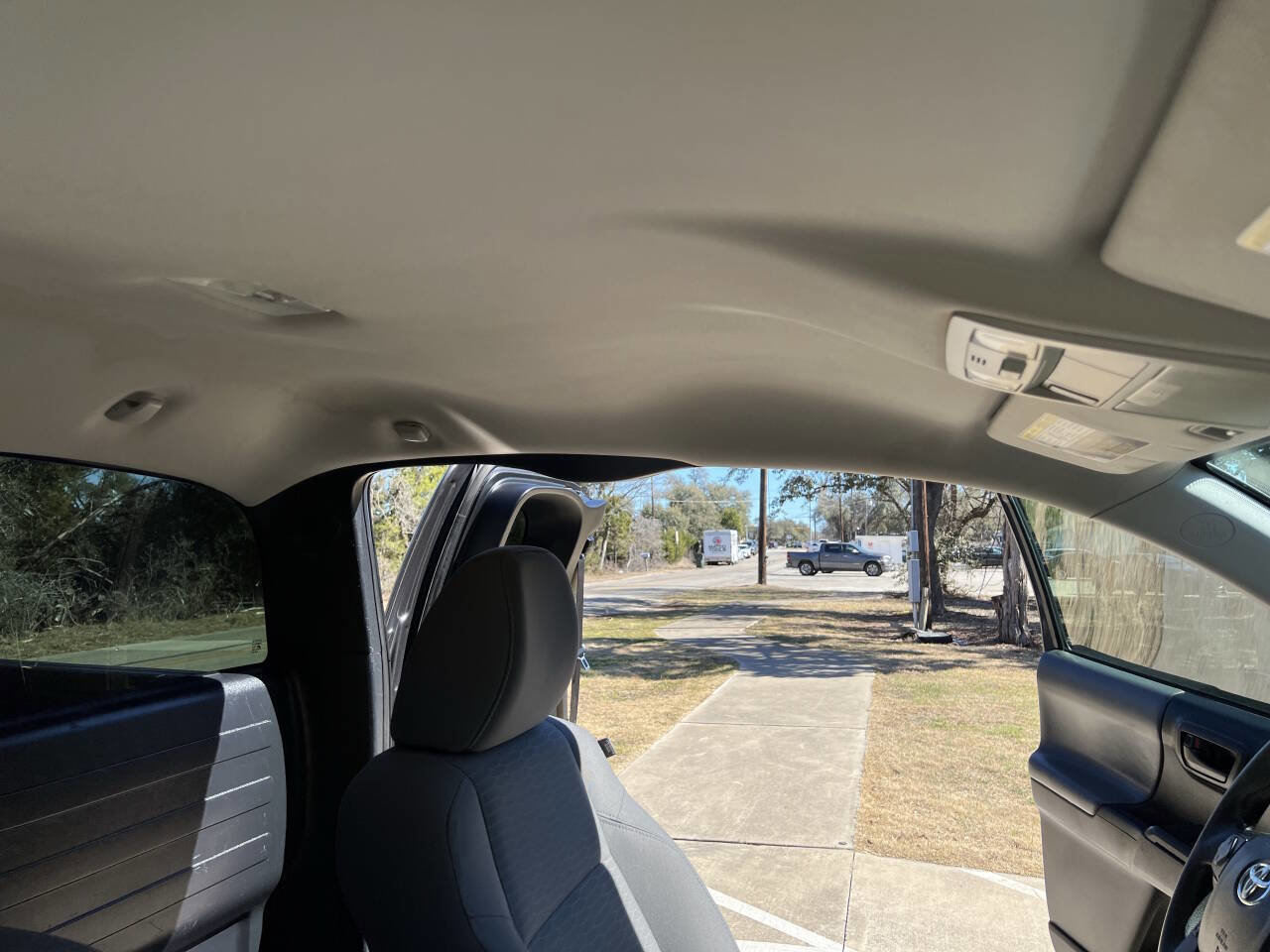 Used 2017 Toyota Tacoma SR image 27