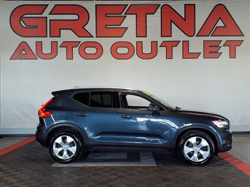Used 2021 Volvo XC40 T4 Momentum