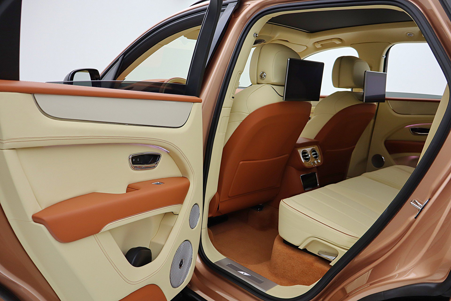 Certified 2023 Bentley Bentayga AWD/4WD image 48