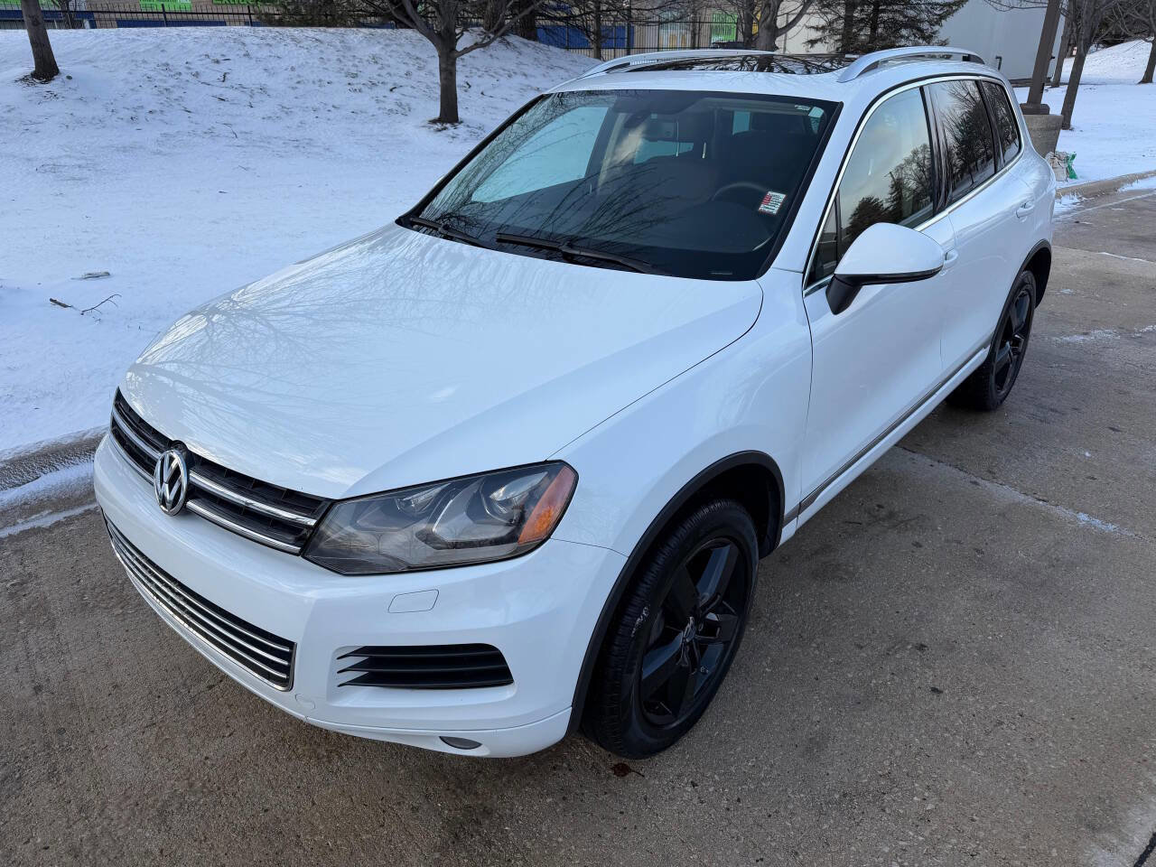 Used 2013 Volkswagen Touareg Sport image 11
