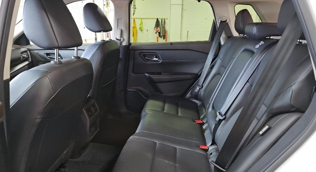 Used 2023 Nissan Rogue SV w/ SV Premium B Package image 16
