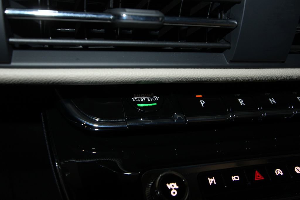 Used 2025 Lincoln Corsair AWD w/ Equipment Group 101A image 12