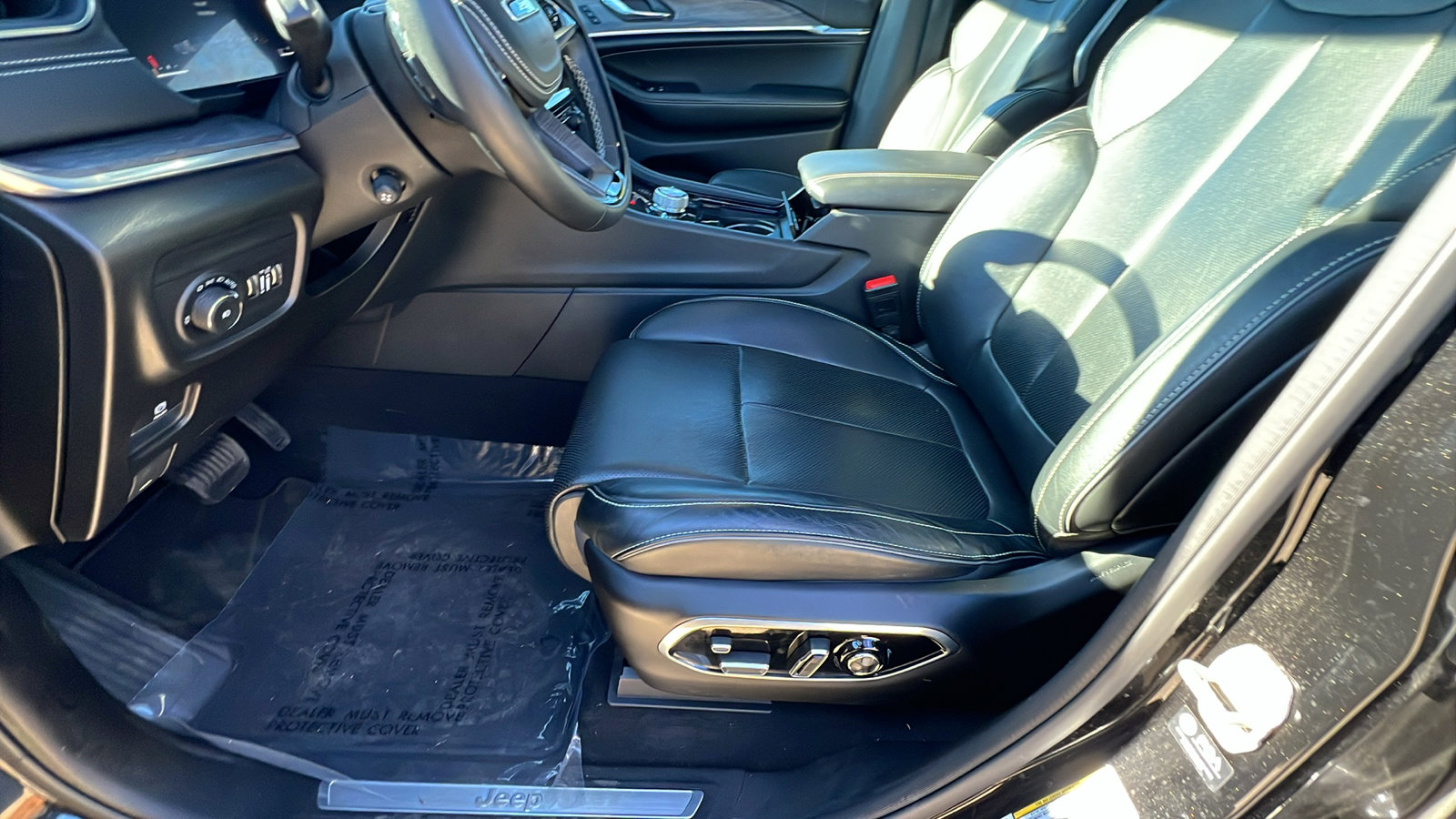 Used 2024 Jeep Grand Cherokee L Overland w/ Advanced Protech Group III image 16