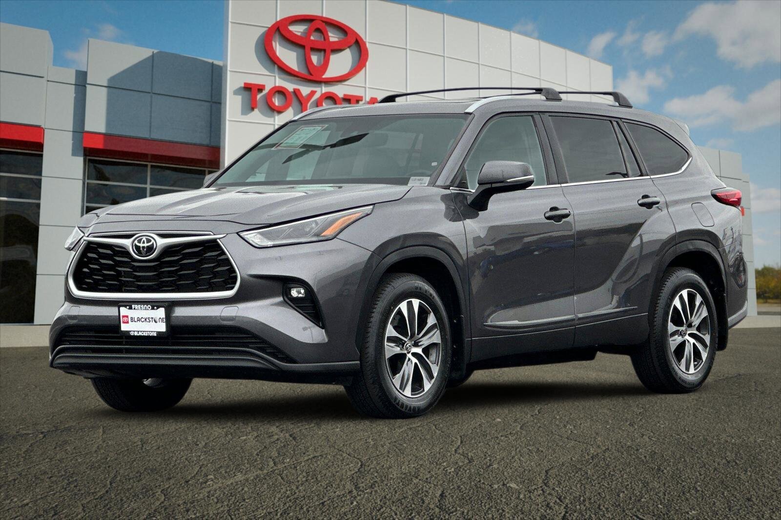 Used 2023 Toyota Highlander XLE w/ Protection Package #3 (TMS) FWD image 7