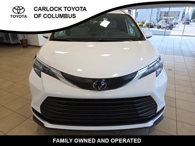 Used 2026 Toyota Sienna LE FWD image 4