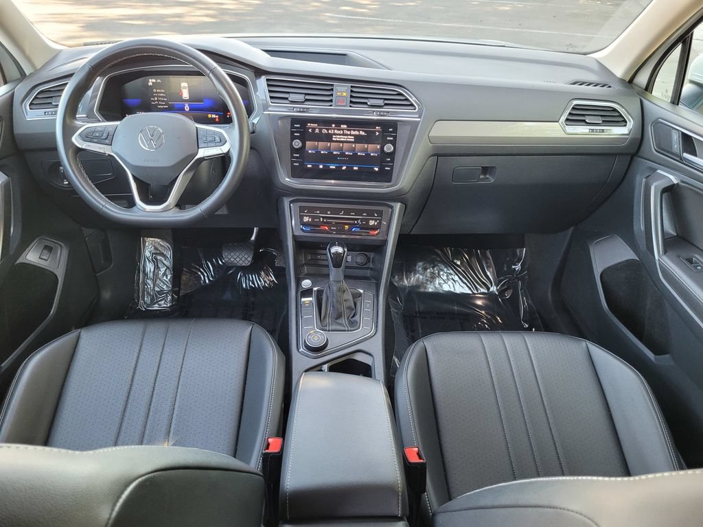 Used 2024 Volkswagen Tiguan SE AWD/4WD image 16