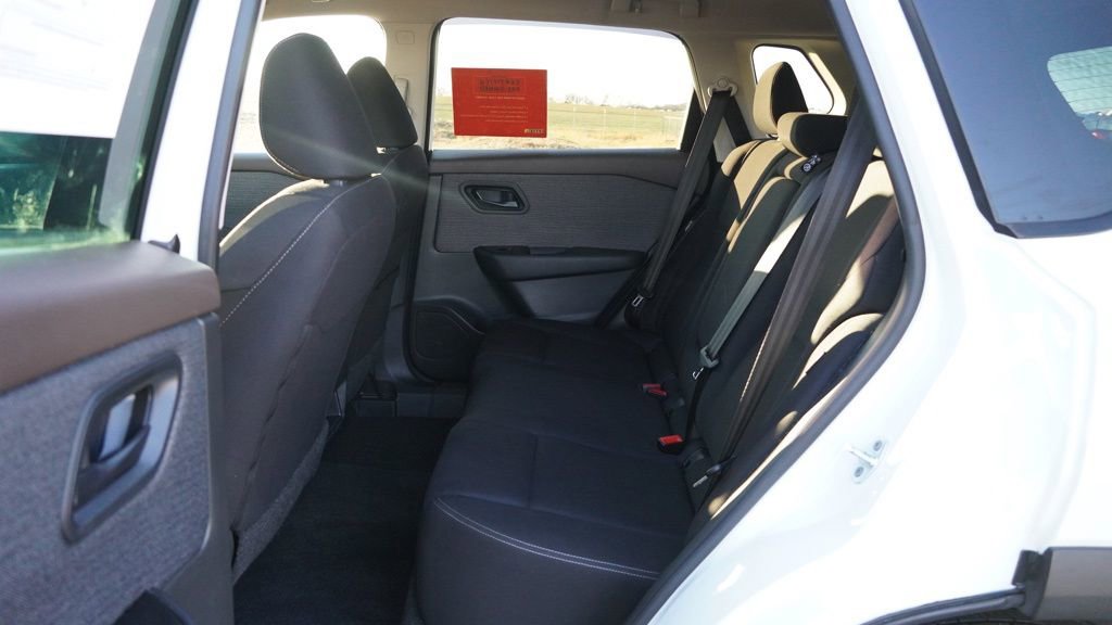 Used 2023 Nissan Rogue S image 15