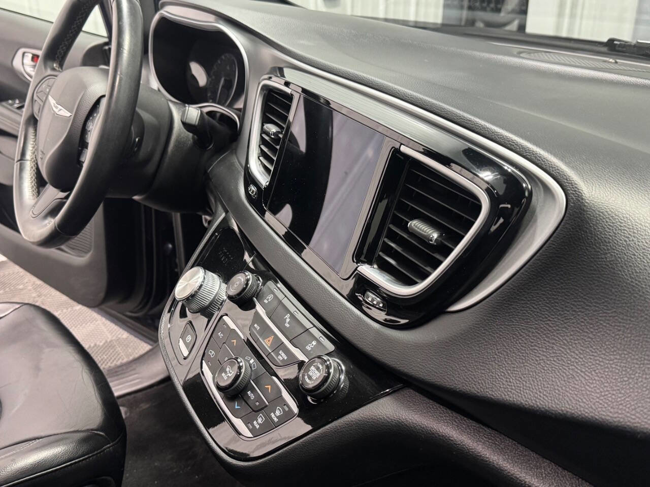 Used 2018 Chrysler Pacifica Touring-L w/ Premium Audio Group image 18