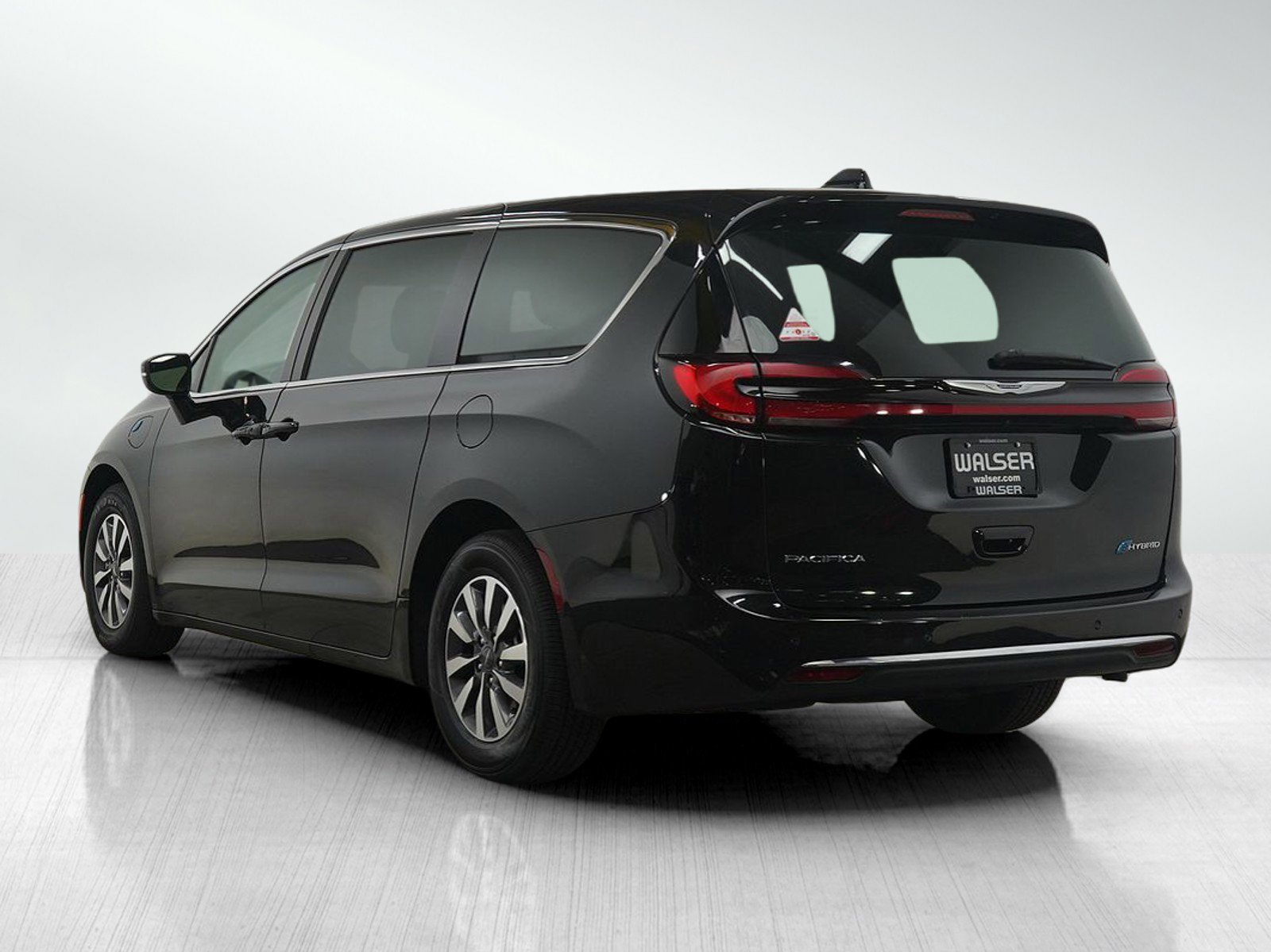 Used 2023 Chrysler Pacifica Touring-L image 3