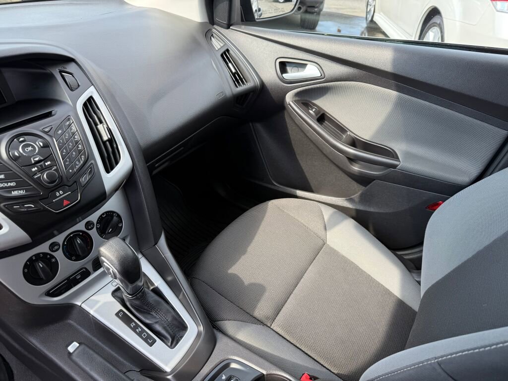 Used 2014 Ford Focus SE w/ SE Winter Package image 18
