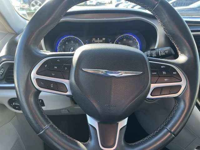 Used 2017 Chrysler Pacifica Touring-L image 20