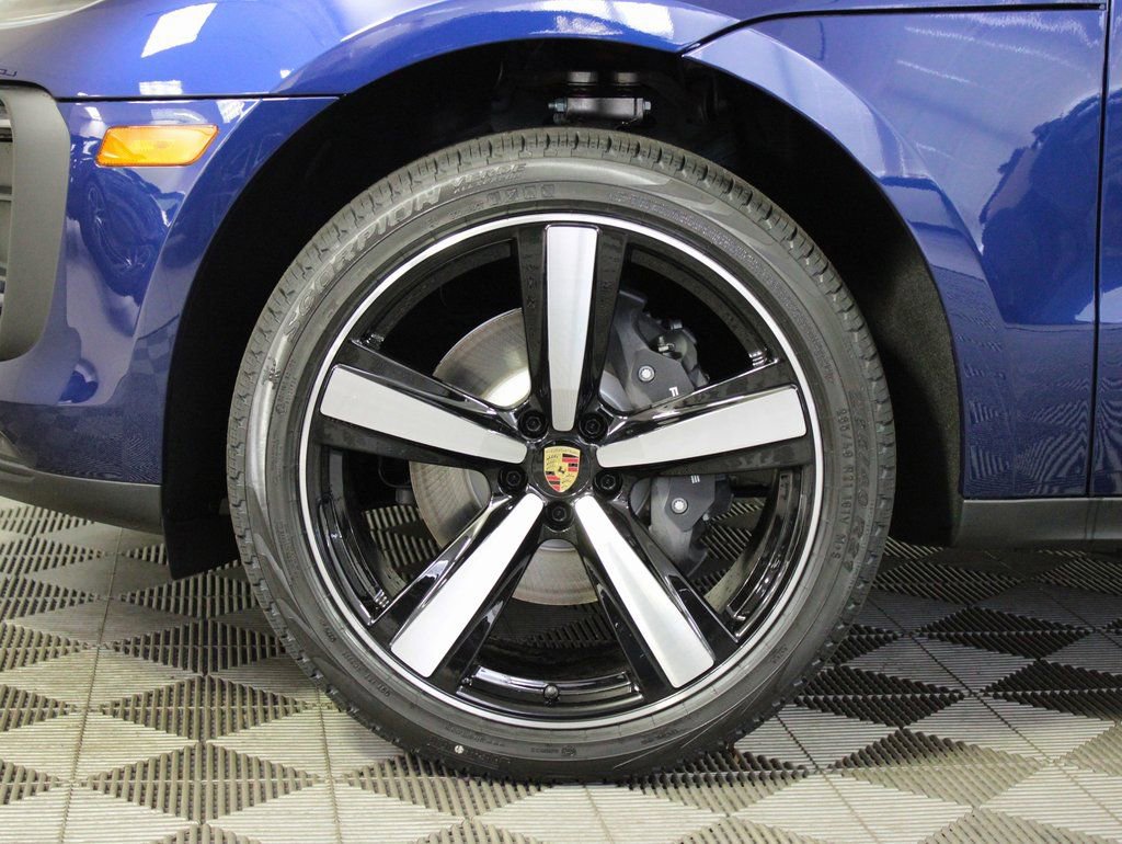 Certified 2025 Porsche Macan image 39