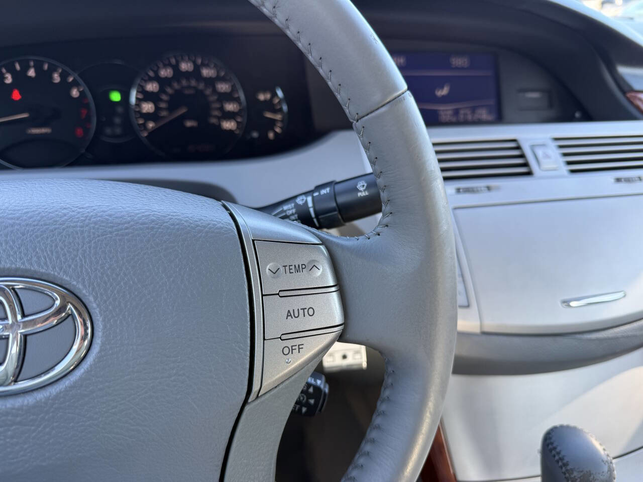 Used 2005 Toyota Avalon XLS image 16