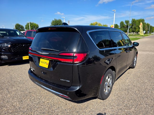 Used 2024 Chrysler Pacifica Limited FWD image 8