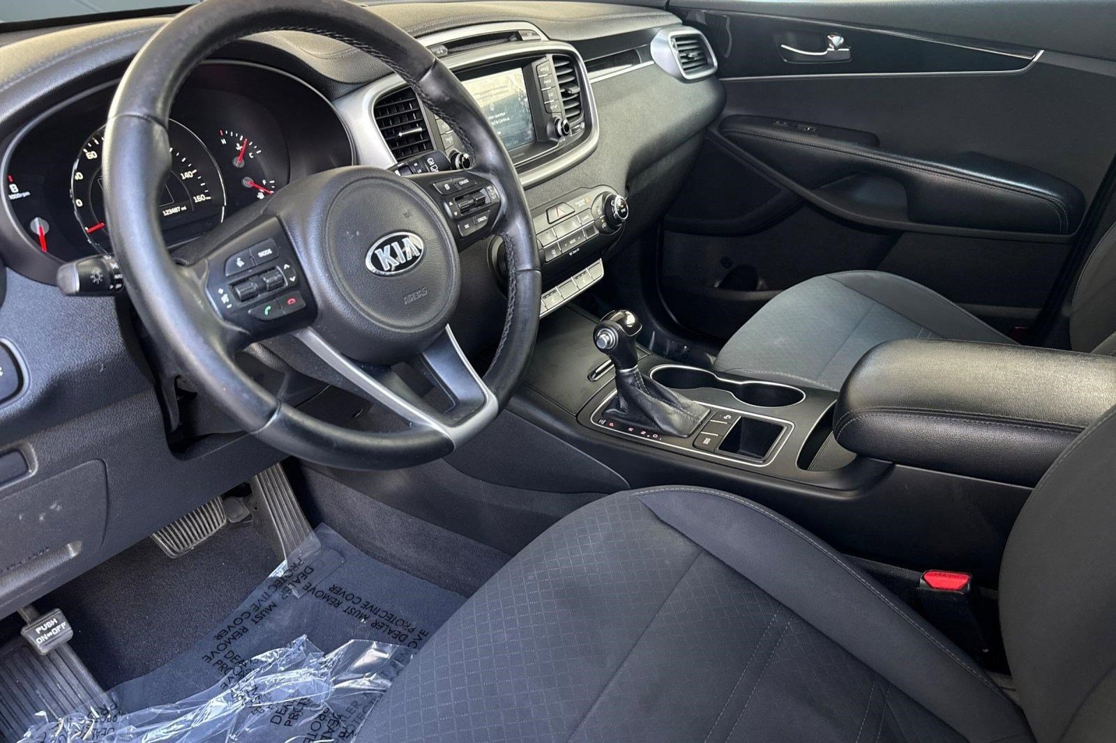 Used 2017 Kia Sorento LX w/ LX V6 Convenience Package FWD image 4