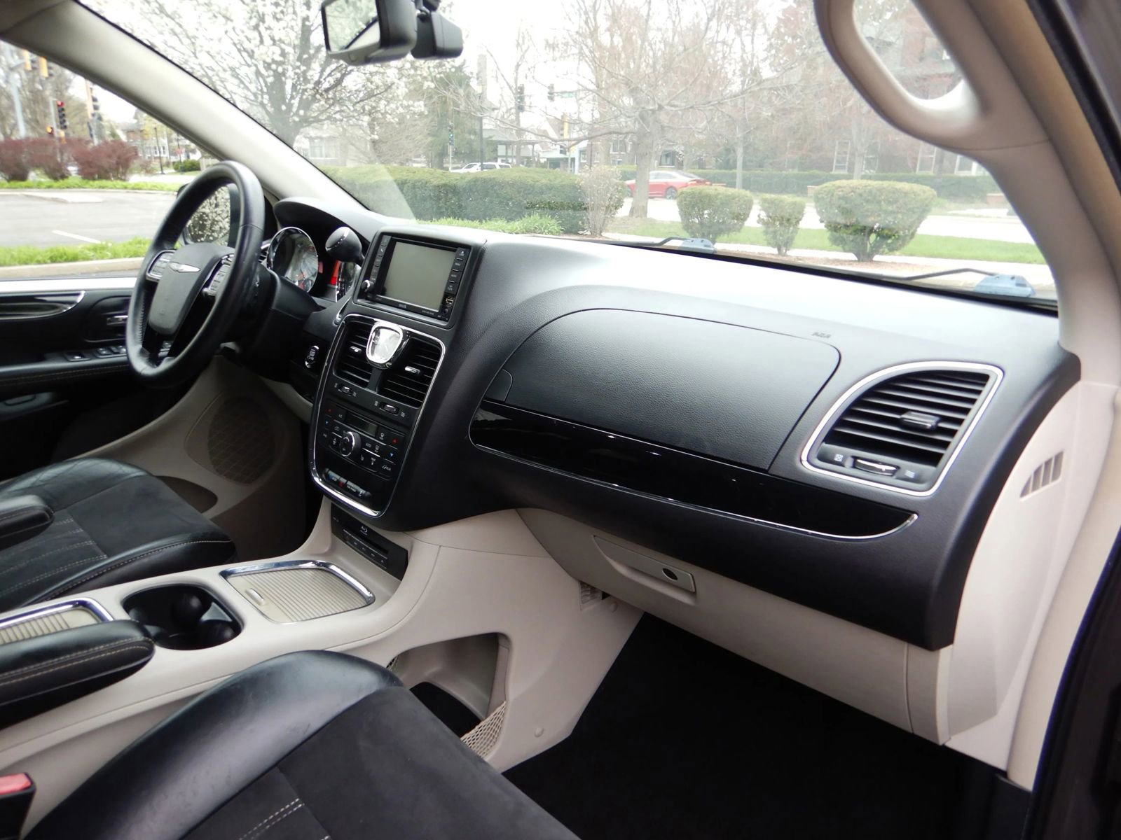 Used 2016 Chrysler Town & Country Limited FWD image 19