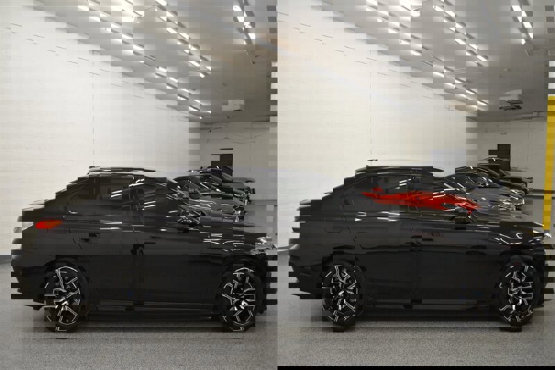 Used 2025 BMW 750e xDrive w/ Executive Package AWD/4WD image 8