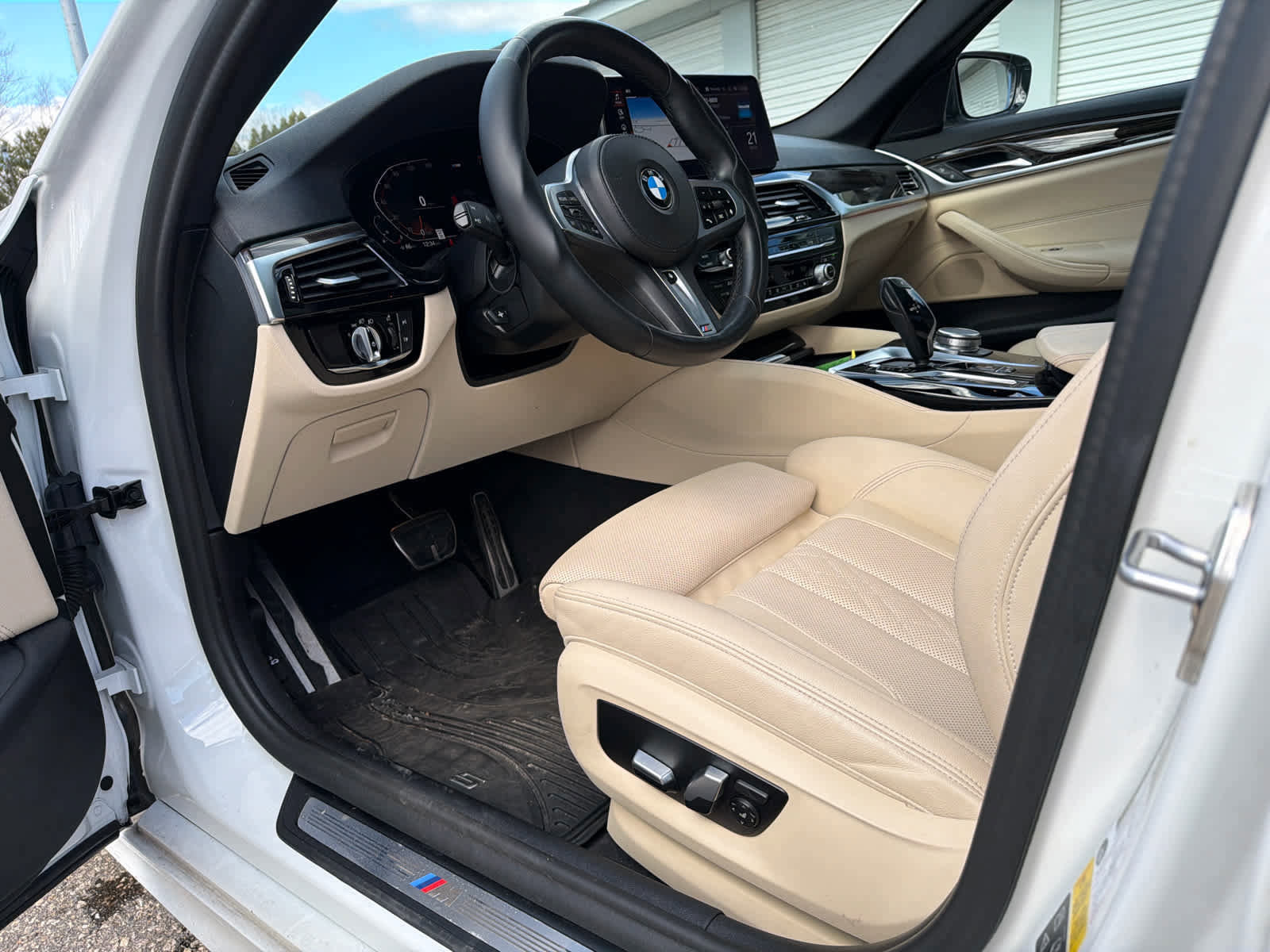 Used 2021 BMW 530i xDrive w/ M Sport Package image 10