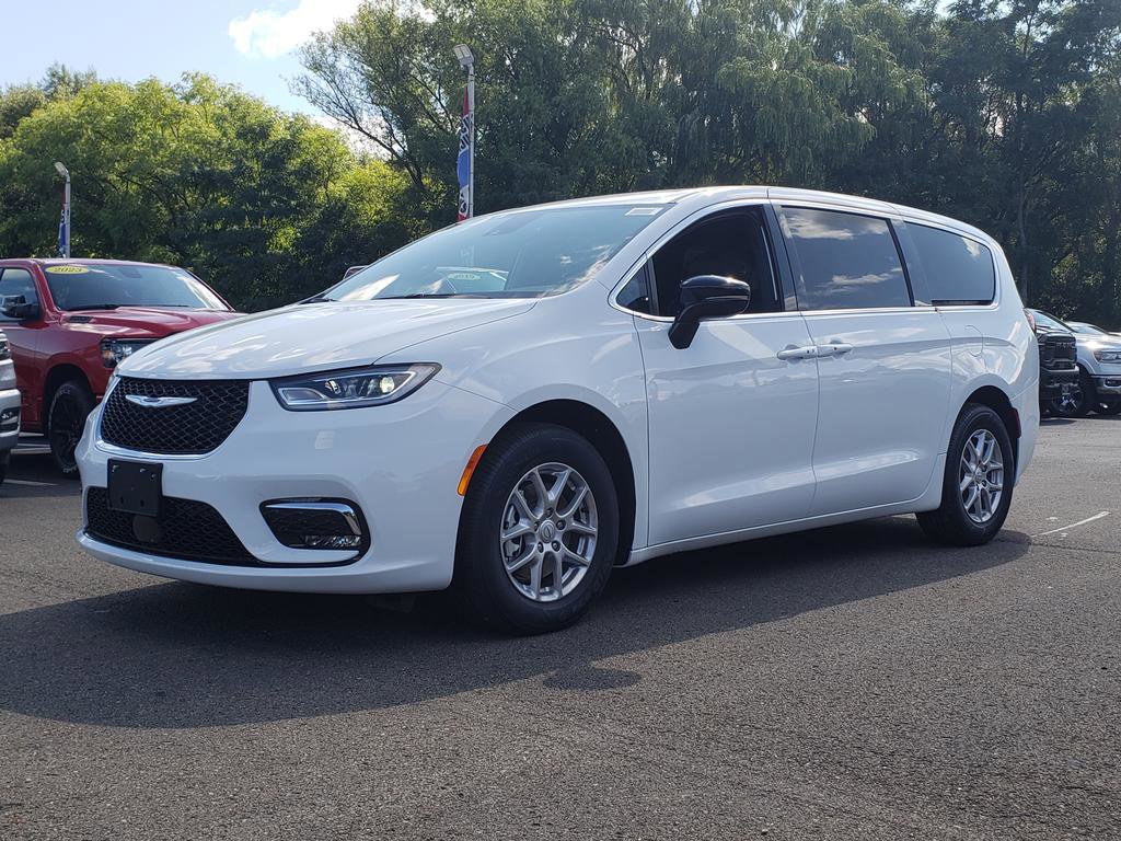 New 2026 Chrysler Pacifica Select image 3