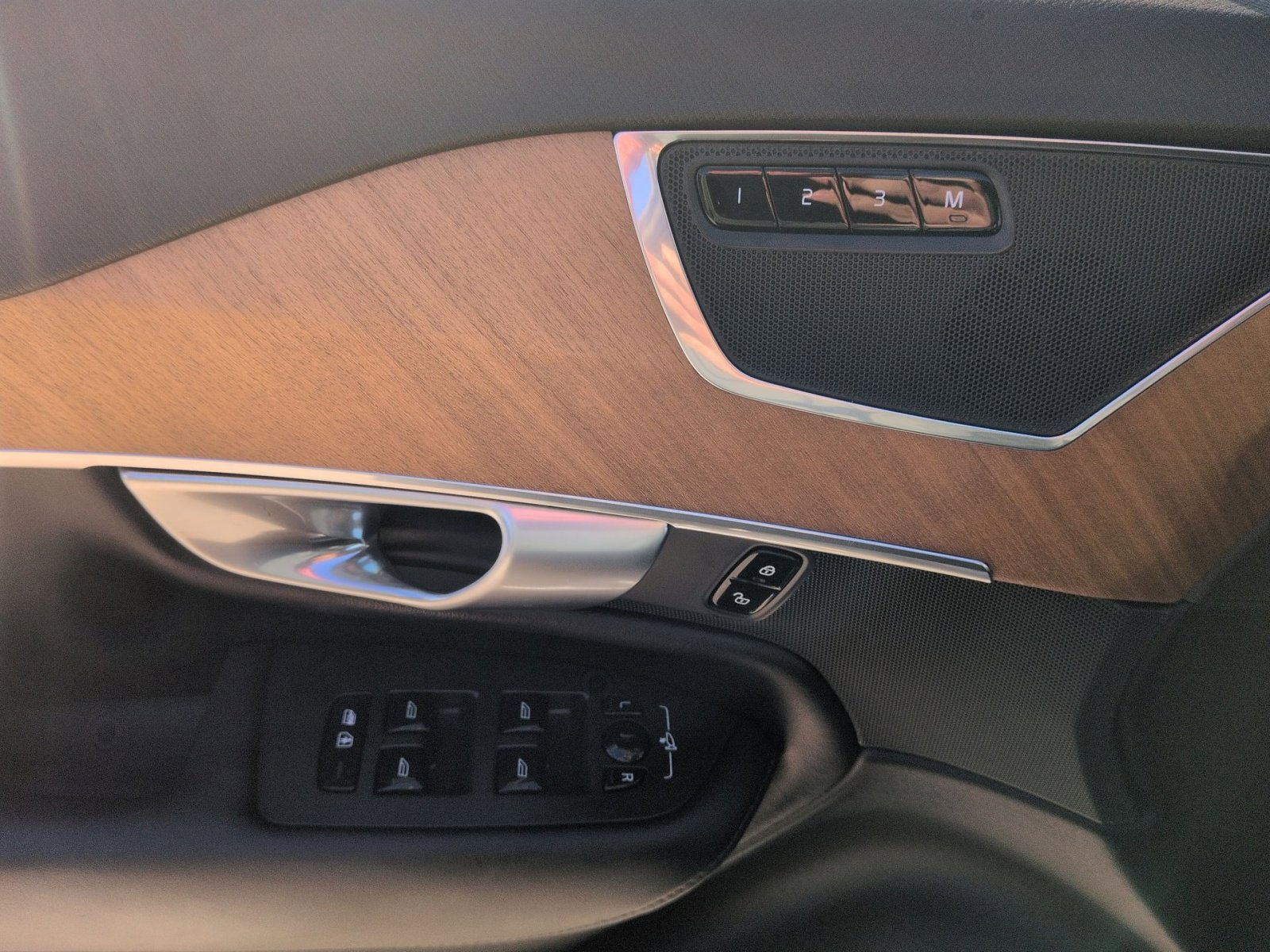 Used 2024 Volvo XC90 B6 Plus image 15