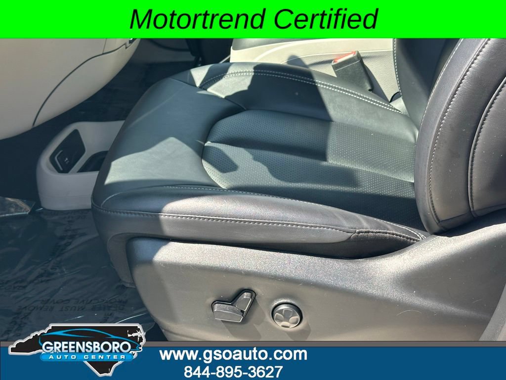 Used 2024 Chrysler Pacifica Touring-L FWD image 12