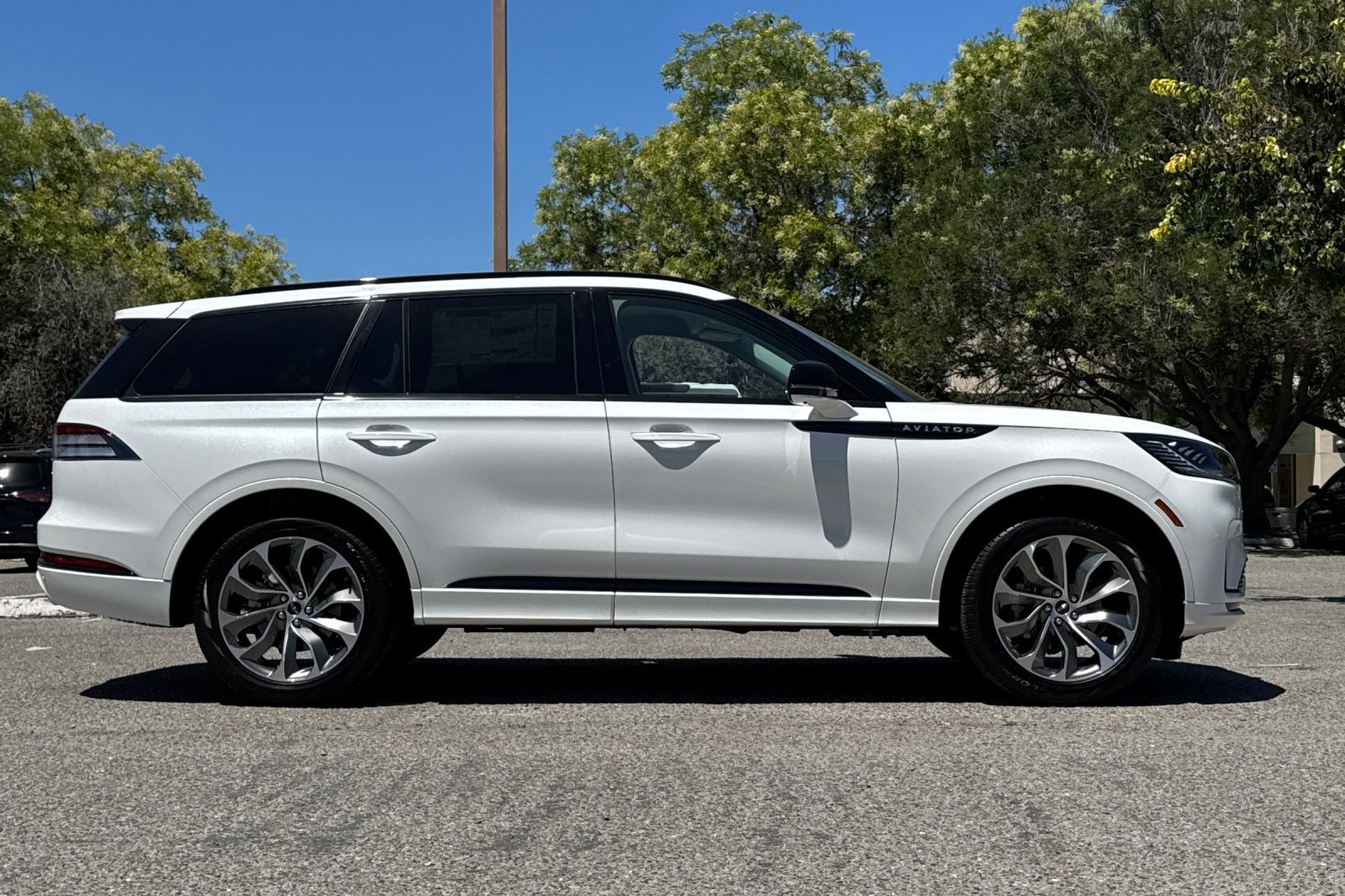 New 2026 Lincoln Aviator AWD w/ Jet Appearance Package image 3
