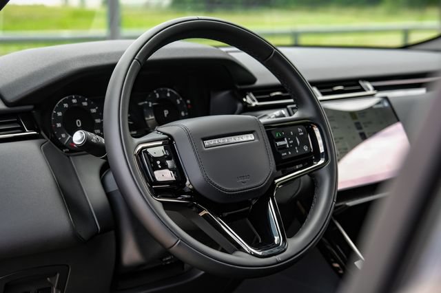 Used 2025 Land Rover Range Rover Velar Dynamic SE AWD/4WD image 19